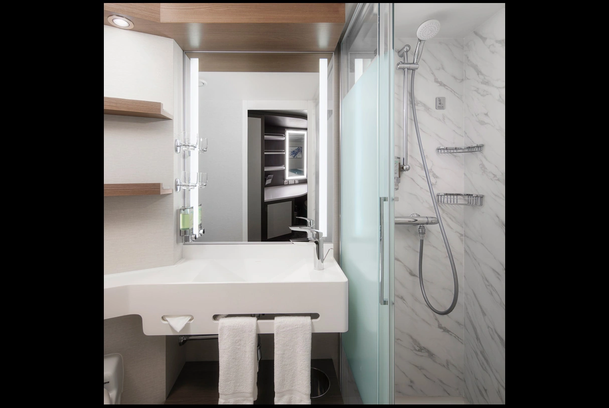 ctte26-in-bathroom - Cruise to the Edge